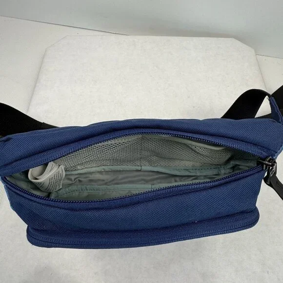 Quiksilver Navy Blue Fanny Pack Belt Bag Adjustable Strap Water-Resistant Zipper - Picture 6 of 16